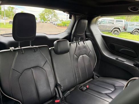 Certified 2024 Chrysler Pacifica Premium FWD image 10