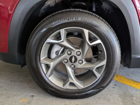 Used 2025 Chevrolet Trax LT w/ LT Convenience Package FWD image 27