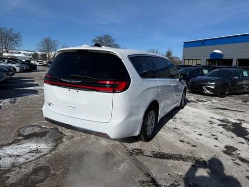 Used 2024 Chrysler Pacifica Touring-L image 28