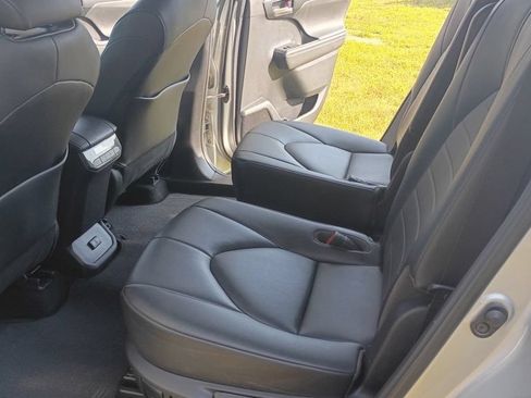 Used 2020 Toyota Highlander XLE AWD/4WD image 16