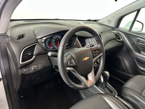 Used 2022 Chevrolet Trax LT w/ LT Convenience Package image 13