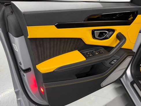 Used 2022 Lamborghini Urus AWD/4WD image 40