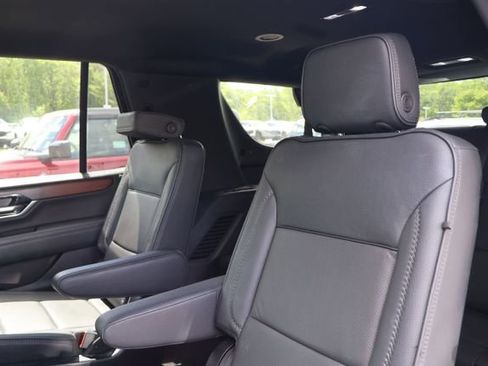 Used 2025 GMC Yukon Denali AWD/4WD image 12