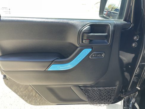 Used 2017 Jeep Wrangler Unlimited Sahara AWD/4WD image 12