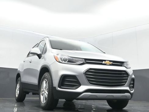 Used 2021 Chevrolet Trax LT w/ Driver Confidence Package image 5