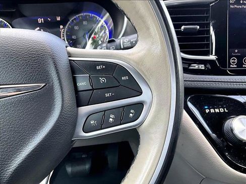Used 2018 Chrysler Pacifica Limited w/ Advanced Safetytec Group FWD image 19
