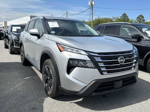 Used 2024 Nissan Rogue SV image 1