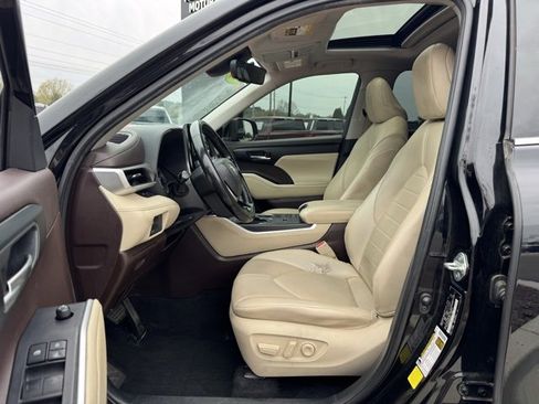 Used 2021 Toyota Highlander XLE image 22