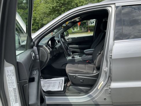 Used 2018 Jeep Grand Cherokee Laredo AWD/4WD image 17