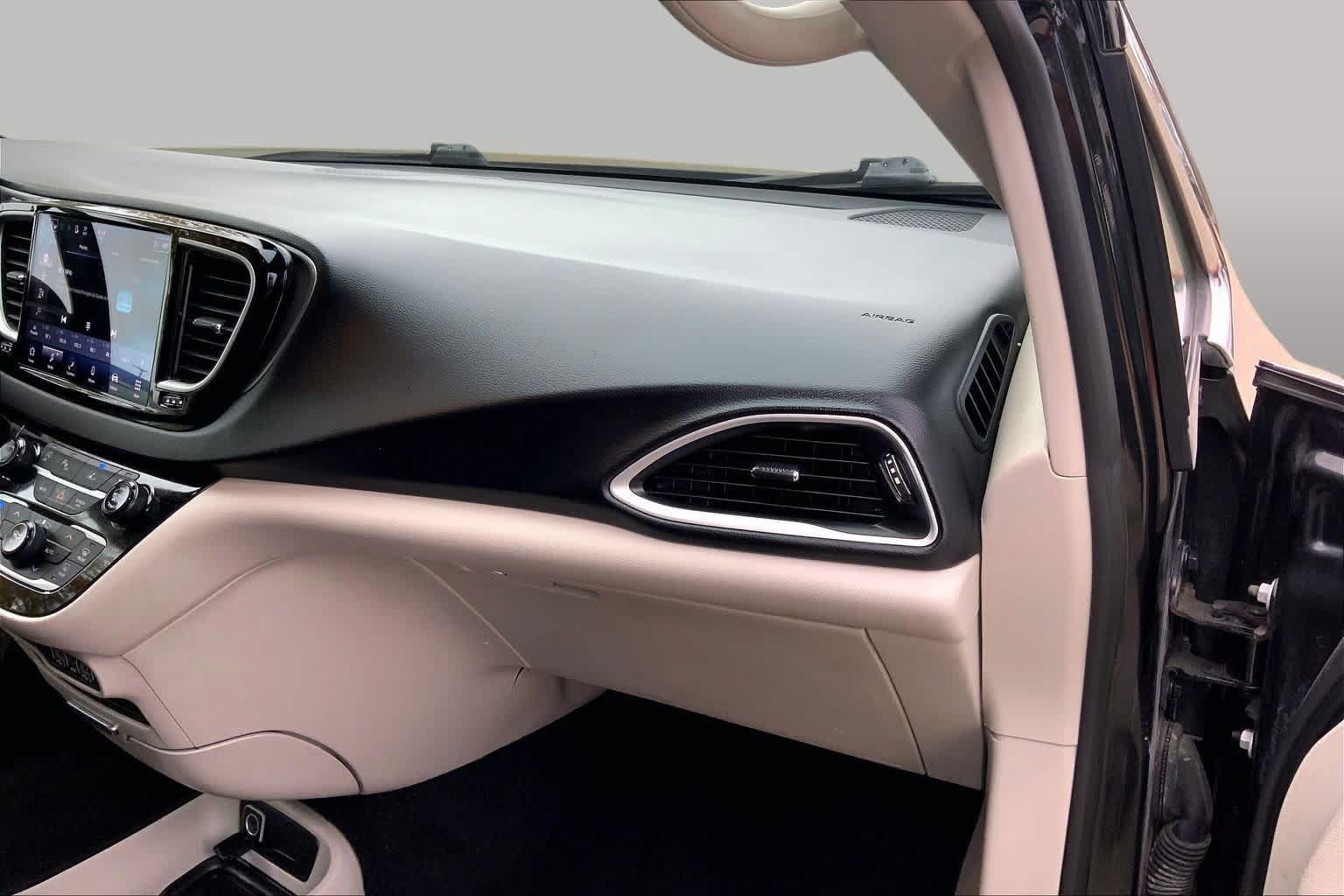 Used 2023 Chrysler Pacifica Touring-L FWD image 19