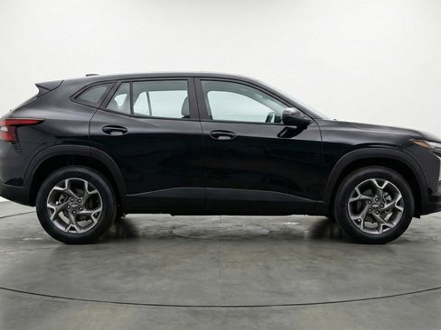 Used 2025 Chevrolet Trax LT image 11