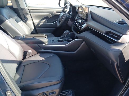 Used 2025 Toyota Highlander XLE image 32