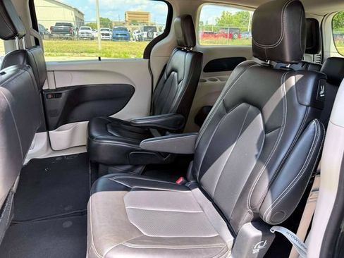 Used 2023 Chrysler Pacifica Touring-L FWD image 12