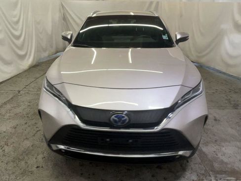 Used 2024 Toyota Venza XLE image 3