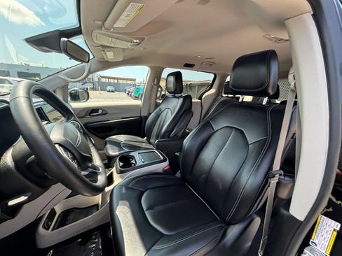 Used 2024 Chrysler Pacifica Touring-L FWD image 28