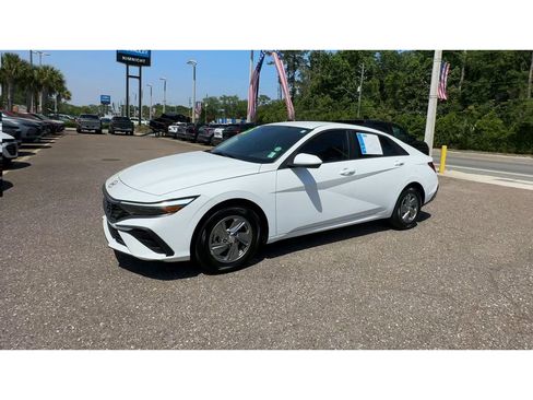 Used 2025 Hyundai Elantra SE FWD image 6