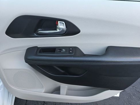 Used 2020 Chrysler Pacifica Limited image 39