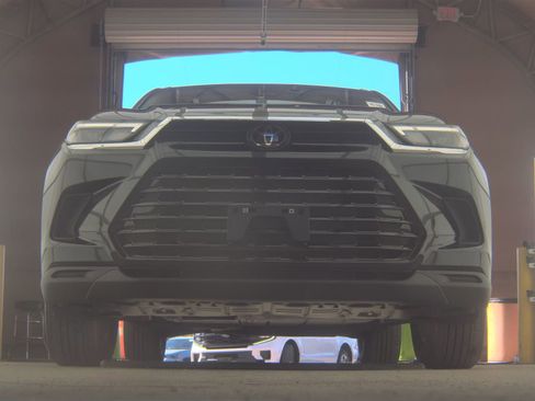 Used 2025 Toyota Grand Highlander AWD image 3