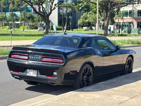 Used 2016 Dodge Challenger SXT w/ Blacktop Package image 5