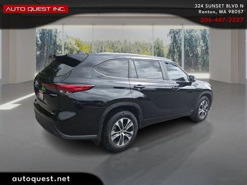 Used 2023 Toyota Highlander XLE AWD/4WD image 5