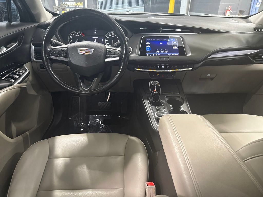 Used 2023 Cadillac XT4 Luxury w/ Cold Weather Package AWD/4WD image 15