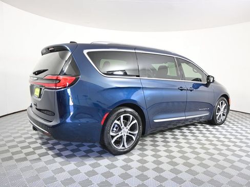 Used 2025 Chrysler Pacifica Pinnacle w/ Trailer Tow Group FWD image 6