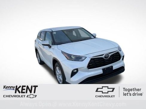 Used 2023 Toyota Highlander LE image 1