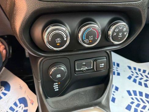Used 2016 Jeep Renegade Latitude AWD/4WD image 16