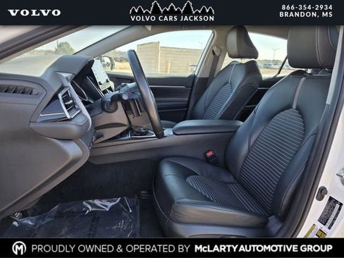 Used 2024 Toyota Camry SE image 11