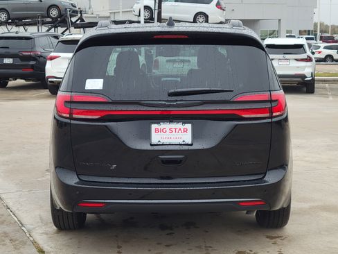 New 2026 Chrysler Pacifica Limited image 6