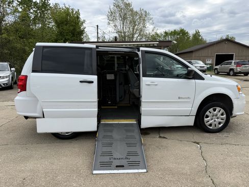 Used 2017 Dodge Grand Caravan SE w/ Power Window Group FWD image 27