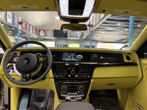 Used 2024 Rolls-Royce Phantom Sedan RWD image 12