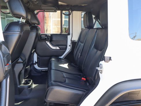 Used 2017 Jeep Wrangler Unlimited Sahara w/ Connectivity Group image 8