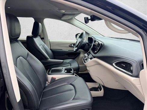 Used 2024 Chrysler Pacifica Select image 28