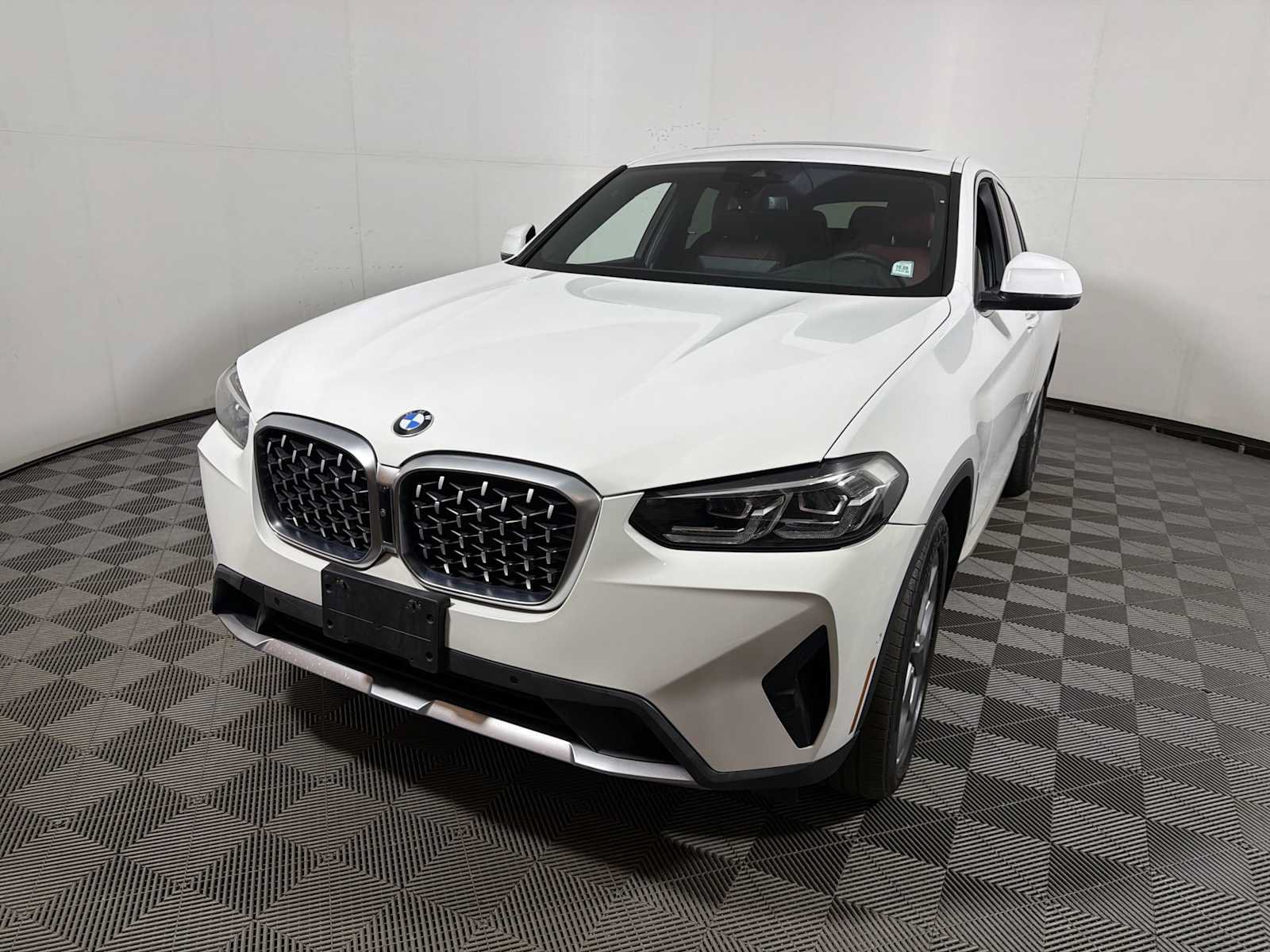 Used 2024 BMW X4 xDrive30i w/ Premium Package AWD/4WD image 3