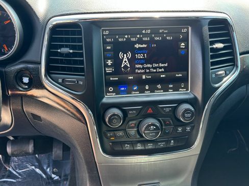 Used 2018 Jeep Grand Cherokee Altitude AWD/4WD image 17