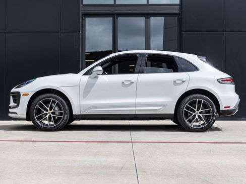 Certified 2025 Porsche Macan AWD/4WD image 2