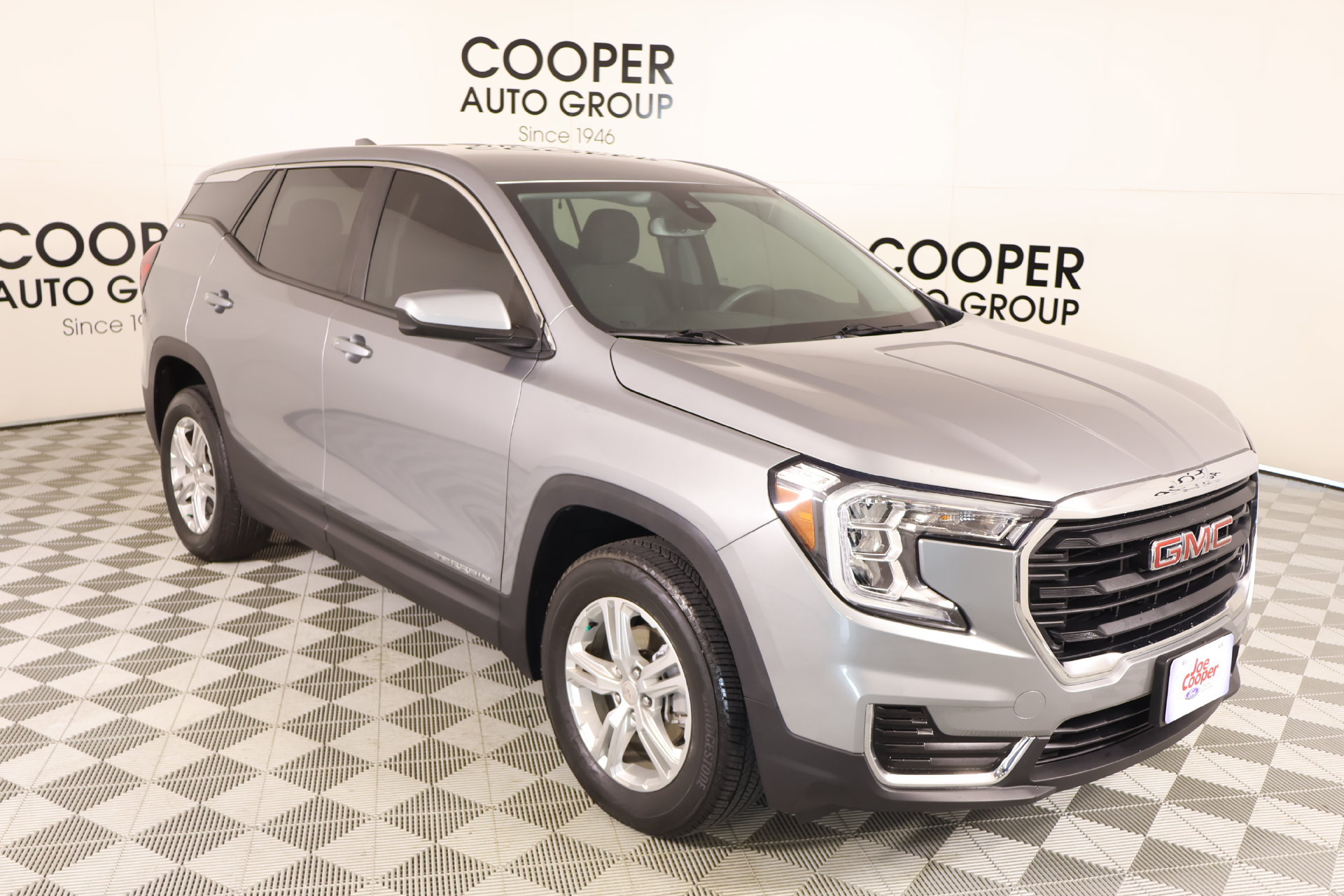Used 2024 GMC Terrain SLE AWD/4WD image 1