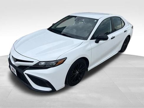 Used 2022 Toyota Camry SE FWD image 2
