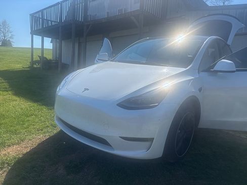 Used 2023 Tesla Model Y Long Range image 2