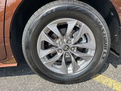 Used 2023 Toyota Sienna XLE image 6