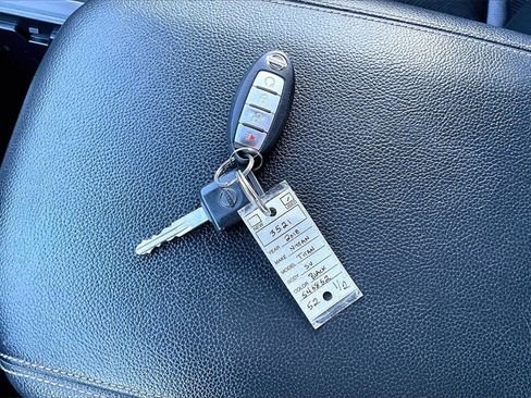 Used 2018 Nissan Titan SV image 35