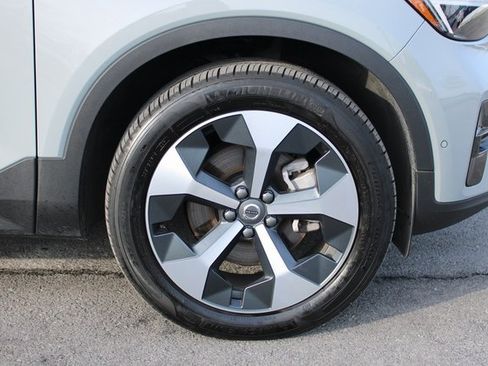 Used 2025 Volvo XC40 B5 Plus image 38