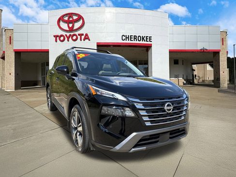 Used 2025 Nissan Rogue SL w/ SL Premium Package image 2