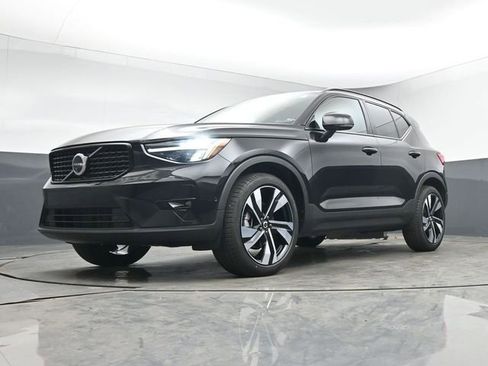 Used 2024 Volvo XC40 B5 Plus w/ Climate Package image 40