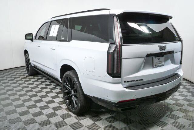 Certified 2026 Cadillac Escalade ESV Platinum Sport w/ LPO, ONYX Package AWD/4WD image 32