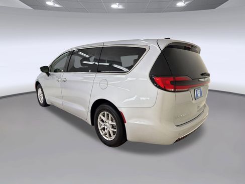 Used 2024 Chrysler Pacifica Touring-L FWD image 3