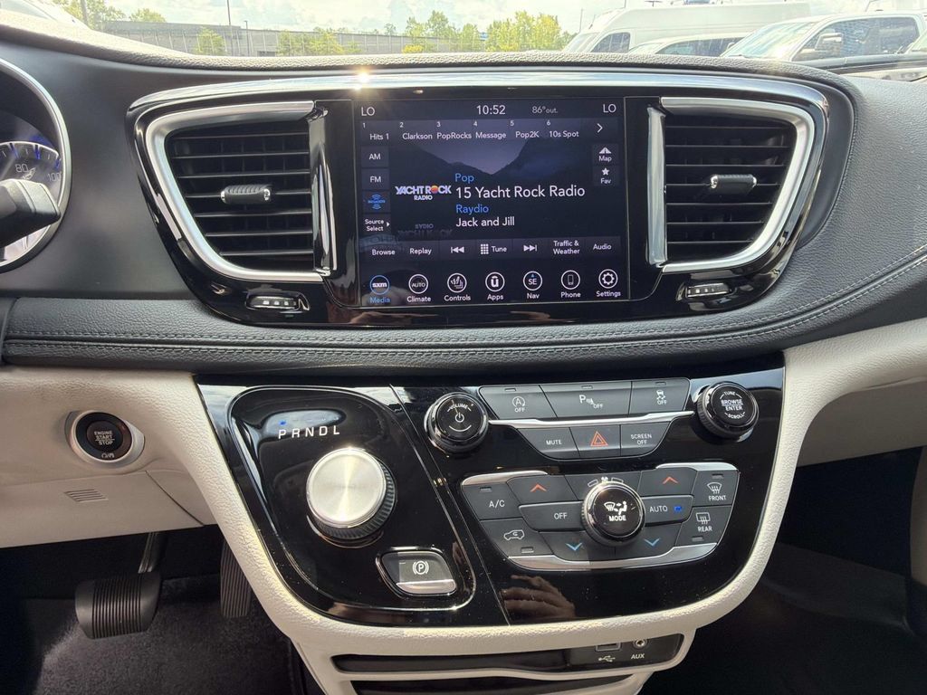 Used 2020 Chrysler Pacifica Limited FWD image 31