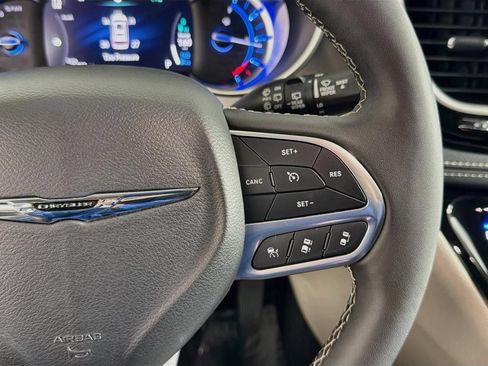Used 2024 Chrysler Pacifica Limited FWD image 46