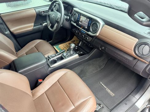 Used 2017 Toyota Tacoma Limited w/ Tow Package image 15